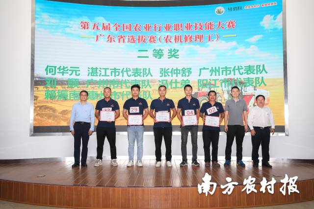 省职业技能服务指导中心副主任杨帆、省农业技术推广中心主任林绿、好色视频
总农艺师曾思坚为二等奖获奖选手颁奖（吴秒衡摄）